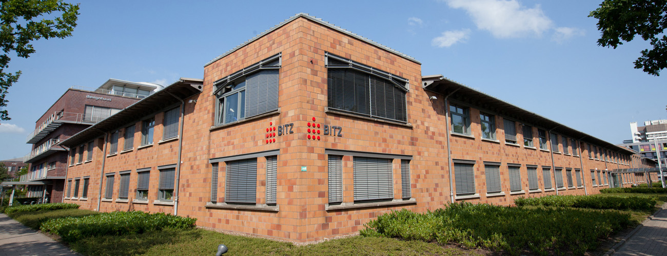 Das Gebäude BITZ im Technologiepark Bremen: ein zweistöckiges Gebäude aus rötlichen Steinen mit dem Schriftzug BITZ an der Fassade. - Quelle: WFB/Jens Lehmkühler