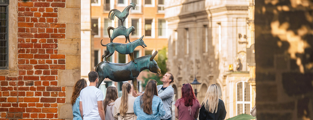 Eine Gruppe Touristen erkundet die Stadtmusikanten. - Quelle: WFB/Ginter