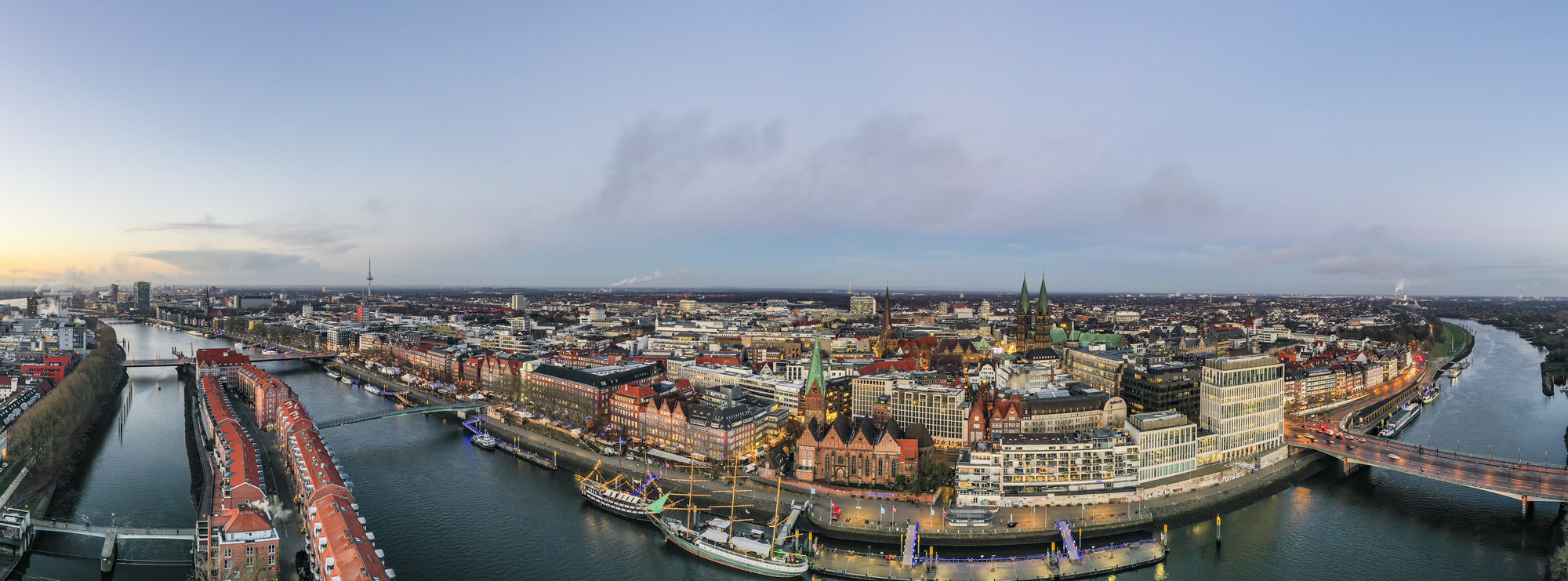Eine Luftaufnahme der Bremer Innenstadt: im Vordergrund die Weser und der Teerhof, daneben die Schlachte, dahinter die Innenstadt mit dem Bremer Dom.