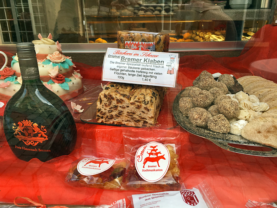 Bremer Klaben in the shop window of the bakery in Schnoor