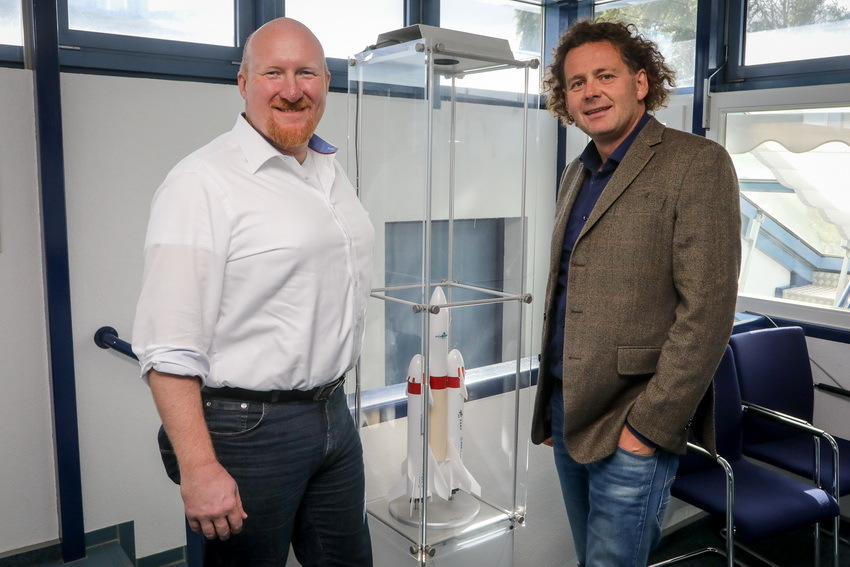 Raumfahrt studieren in Bremen: Prof. Dr. Claus Braxmaier (rechts), Direktor Raumfahrttechnologie am ZARM mit seinem Kollegen Dr. Rodion Groll
