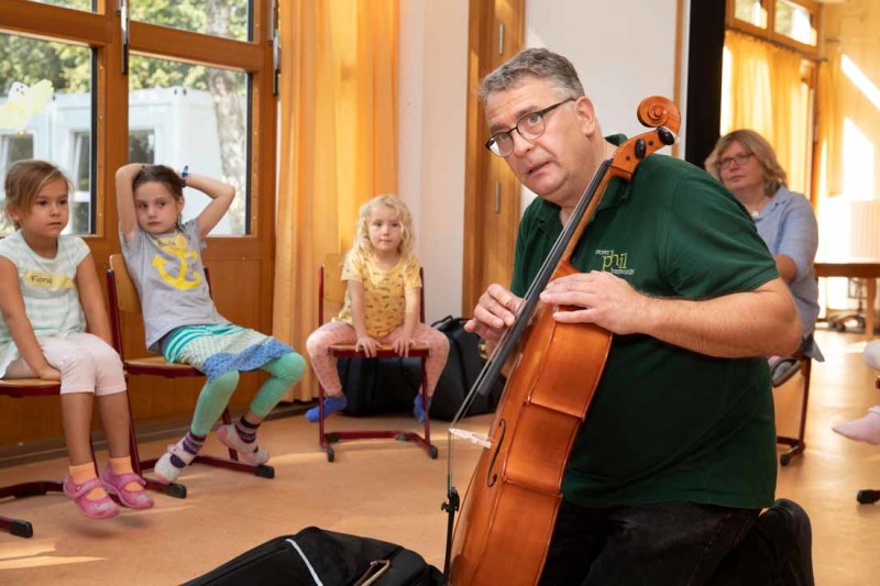 Der Musikpädagoge Heinz Rohde bringt die prämierte Musikwerkstatt der Bremer Philharmoniker in Kindergärten und soziale Einrichtungen.