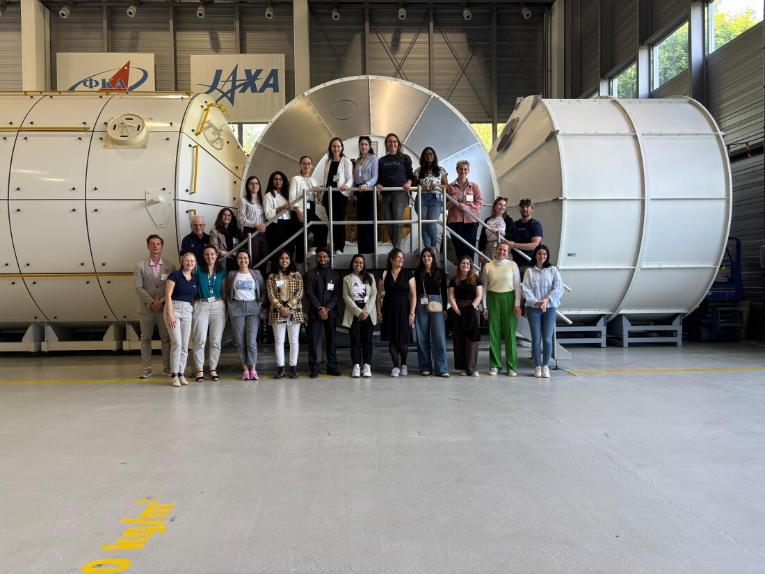 Gruppenbild vor Weltraumlabor