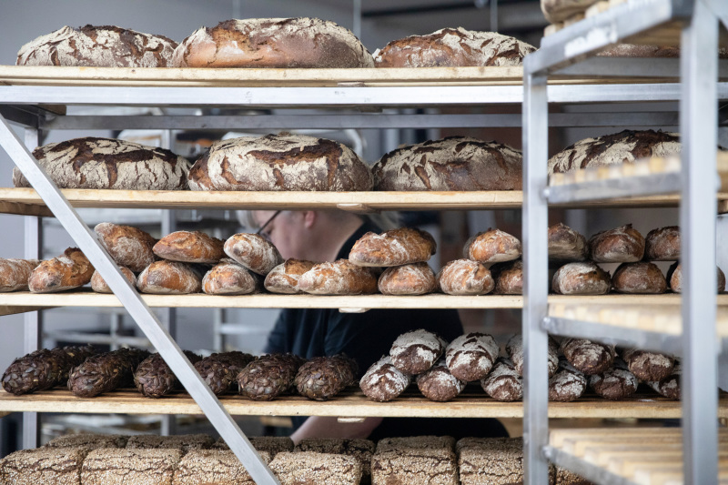 Joona´s Schroty, Dinkel-Ruchmehl-Bürli und Baguette: Die Brotlaibe stapeln sich in den Regalen der „Brotbude“. Joona´s Schroty, Dinkel-Ruchmehl-Bürli und Baguette: Die Brotlaibe stapeln sich in den Regalen der „Brotbude“.