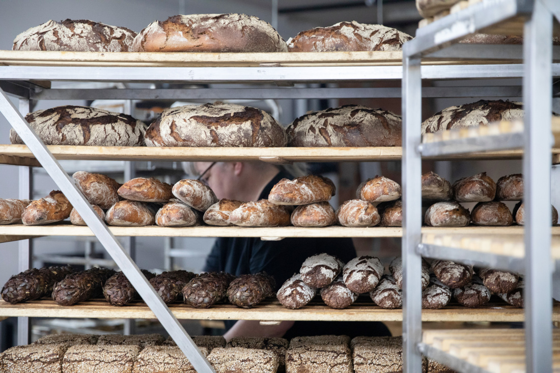 Joona´s Schroty, Dinkel-Ruchmehl-Bürli und Baguette: Die Brotlaibe stapeln sich in den Regalen der „Brotbude“. 