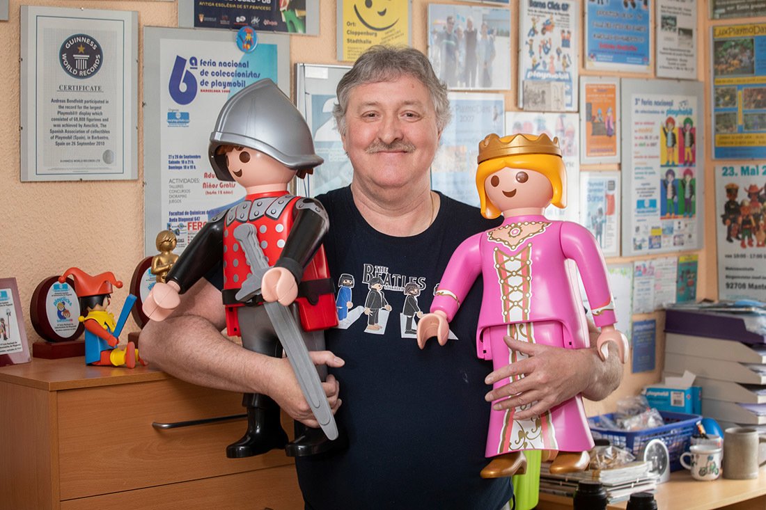 Der Bremer Andreas Bendfeldt besitzt Playmobil-Figuren in allen Größen und Varianten. Selbst auf seinen T-Shirts sind sie zu finden.