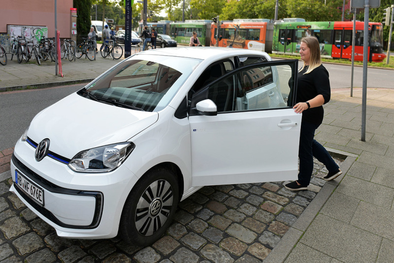 WFB-Gewerbegebietsmanagerin Kathrin Kruse unterwegs mit dem Volkswagen e-up!