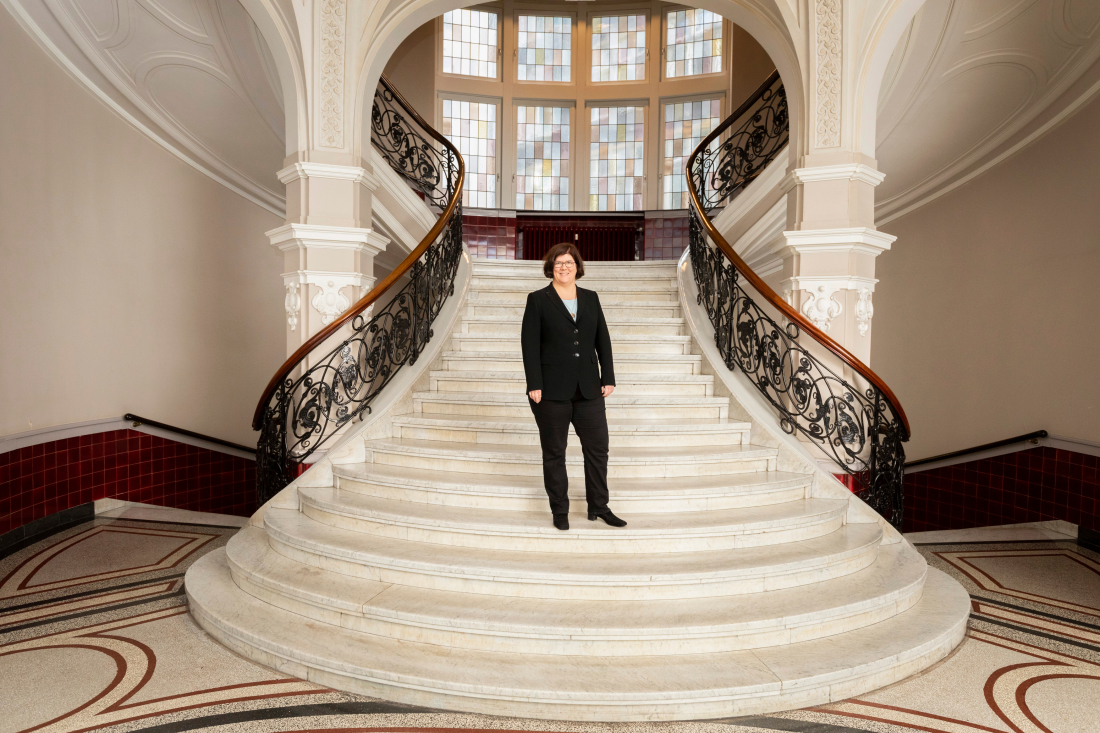 Die erste Frau an der Spitze der traditionsreichen Bremer Baumwollbörse, die ein markantes Treppenhaus mit repräsentativer Treppe besitzt.
