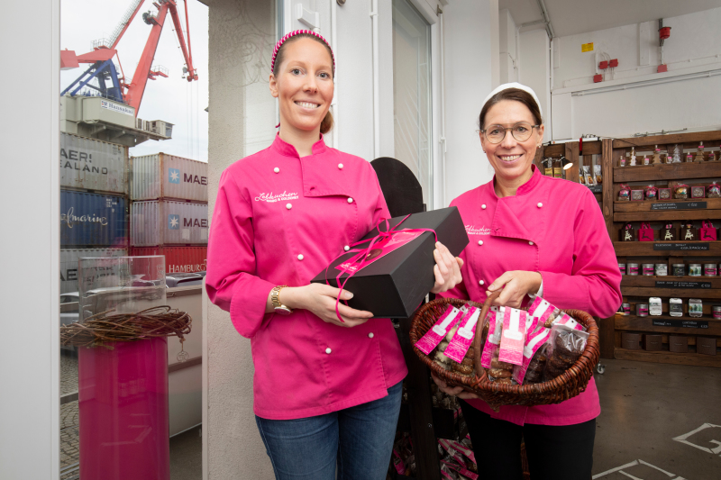 Britta Coldewey und ihre Tochter Alexandra präsentieren Produkte im Verkaufsraum der gläsernen Manufaktur in der Überseestadt. Britta Coldewey und ihre Tochter Alexandra präsentieren Produkte im Verkaufsraum der gläsernen Manufaktur in der Überseestadt.