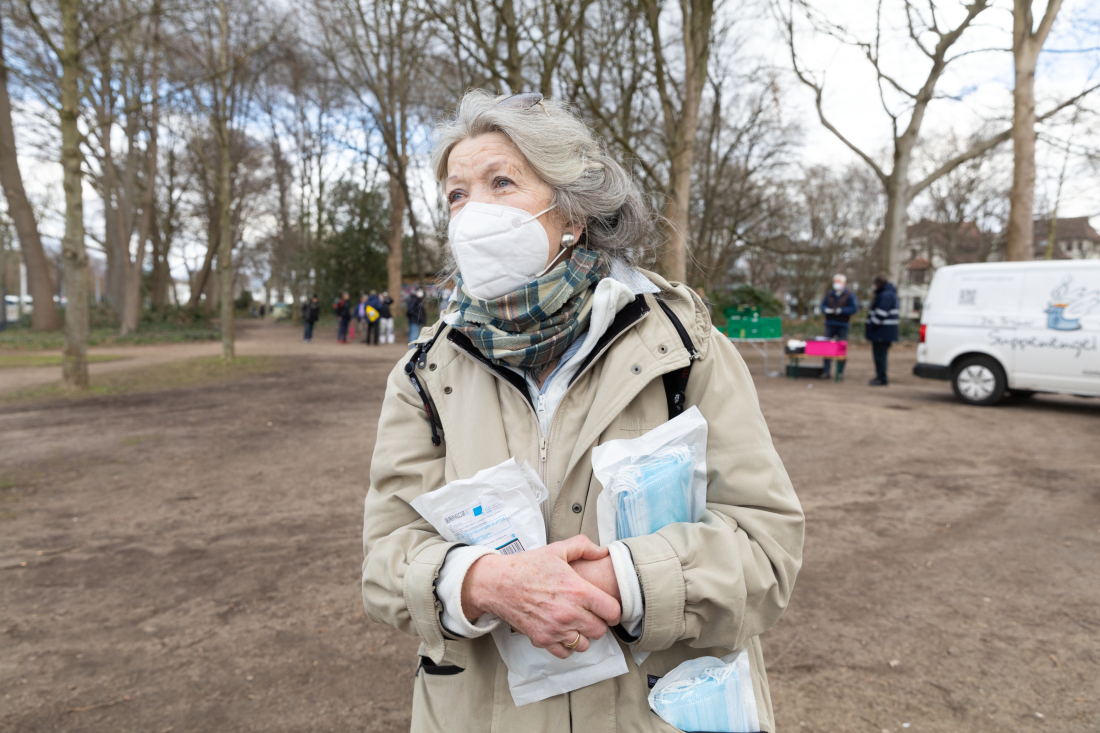 Manchmal unterstützt der „Medizin-Engel“ die Suppenengel: An diesem Tag verteilt sie Masken.