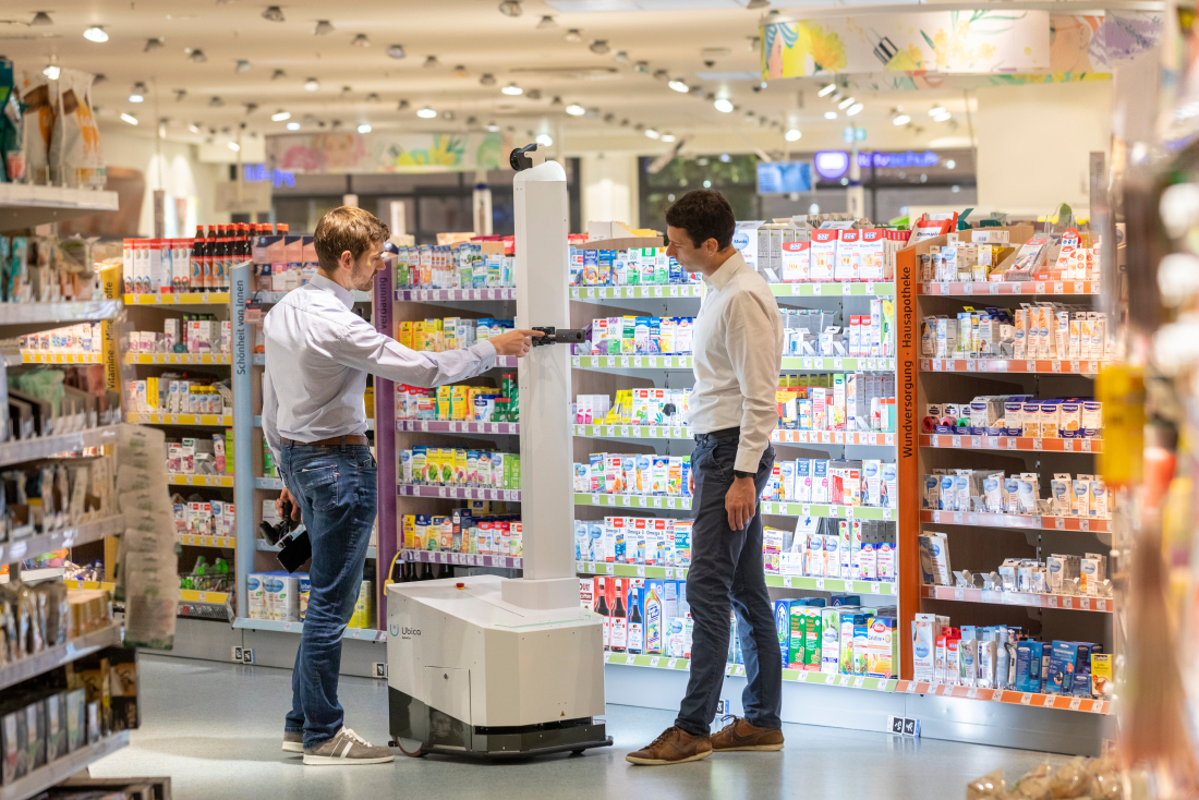 Der Scanroboter von Georg Bartels (r.) und Jonas Reiling stößt auf großes Interesse im Einzelhandel. 