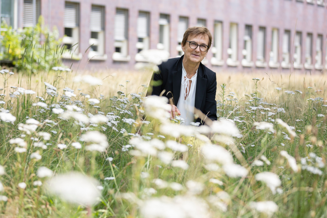 Doris Sövegjarto-Wigbers setzt sich an der Universität Bremen für den Klima- und Umweltschutz ein - und macht sie dabei auch grüner. 