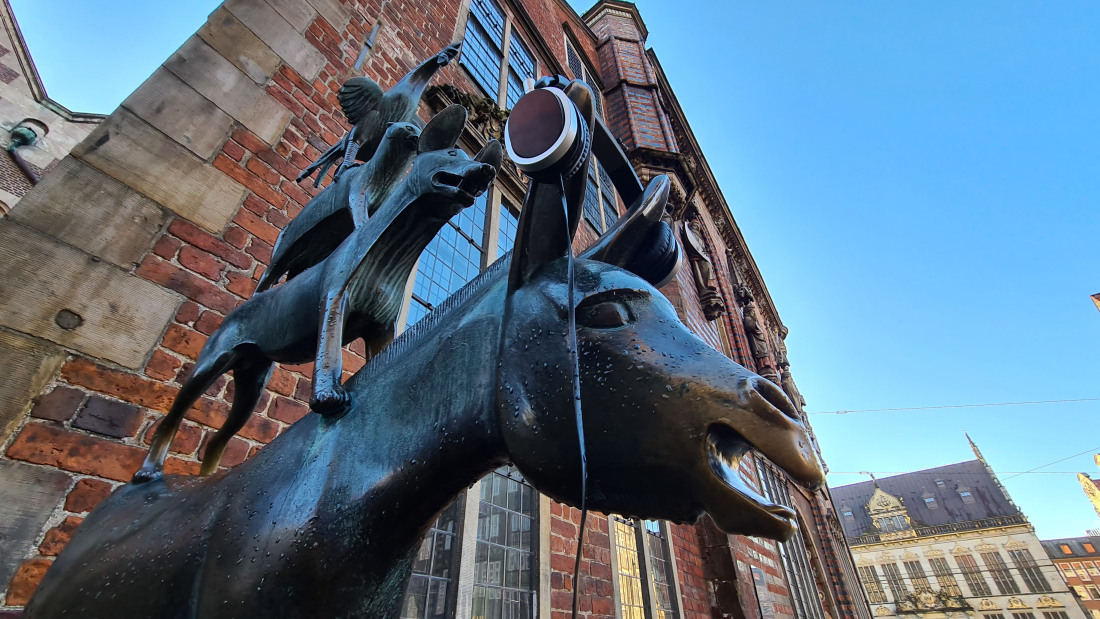 Die Statue der Bremer Stadtmusikanten vor dem Rathaus – der Esel trägt einen Kopfhörer. Die Statue der Bremer Stadtmusikanten vor dem Rathaus – der Esel trägt einen Kopfhörer.