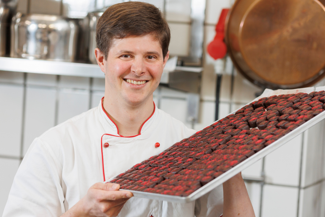 Ein Chocolatier lächelt in die Kamera