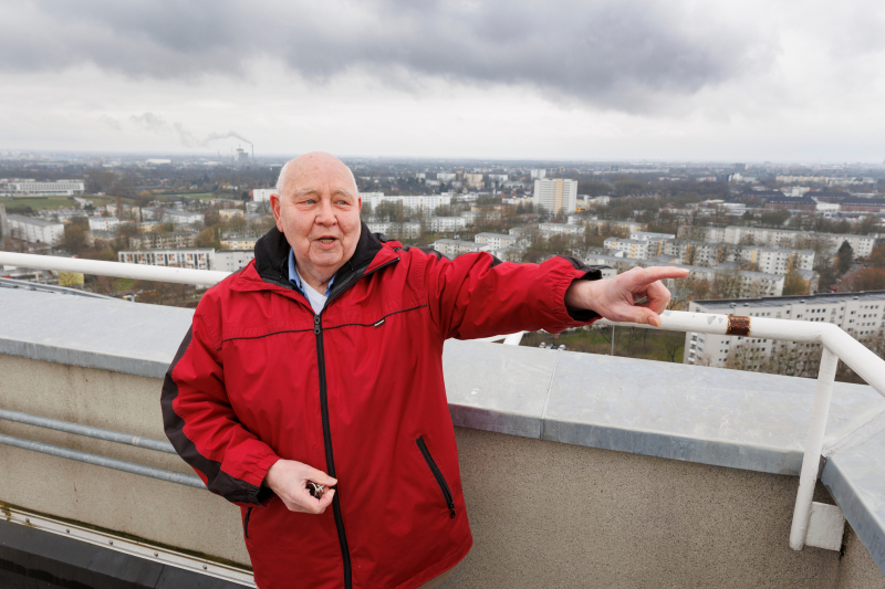 Rolf Diehl auf der Dachterrasse des Aalto-Hochhauses. 