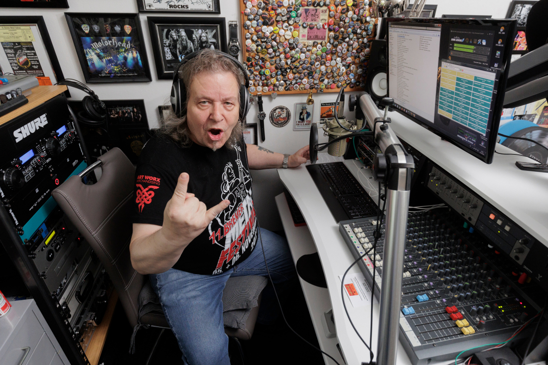 Hans Hermann Lassner alias Locke in seinem Hörfunkstudio.