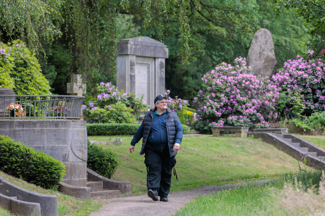 Christine Renken kennt viele Geschichten über die Gräber des Riensberger Friedhofs