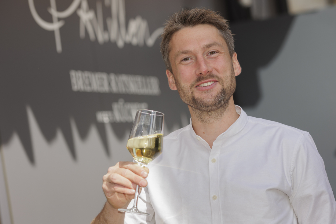 Ratskellermeister mit Glas in der Hand