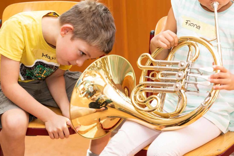Jeder Ton, den die Kinder bei der Musikwerkstatt den Instrumenten entlocken, zaubert ihnen ein Lächeln aufs Gesicht – und sei er noch so schrill und schief.