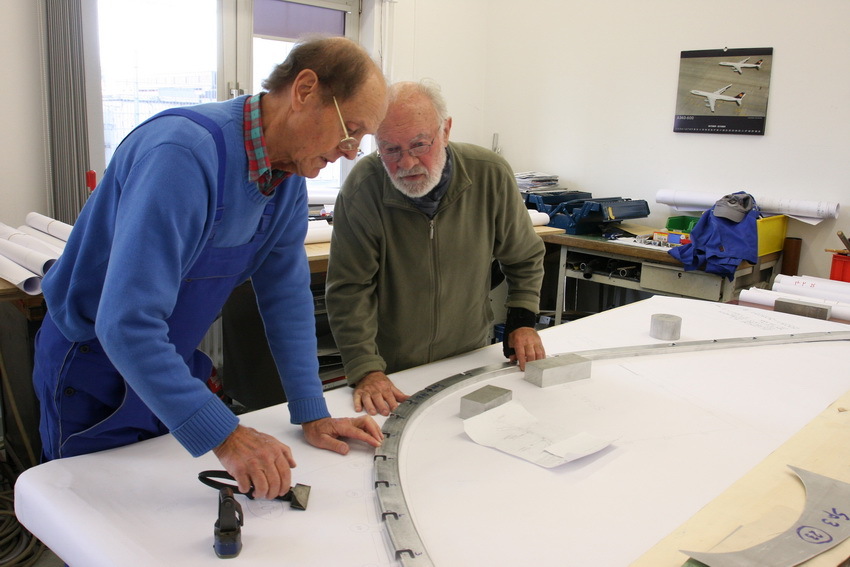 Mit Blech, Charme und Schablone – Die Rekonstruktion der Condor in Bremen ist Detektivarbeit + Wolfgang Bosse (l.) und Karl Kaszemeik Mit Blech, Charme und Schablone – Die Rekonstruktion der Condor in Bremen ist Detektivarbeit + Wolfgang Bosse (l.) und Karl Kaszemeik