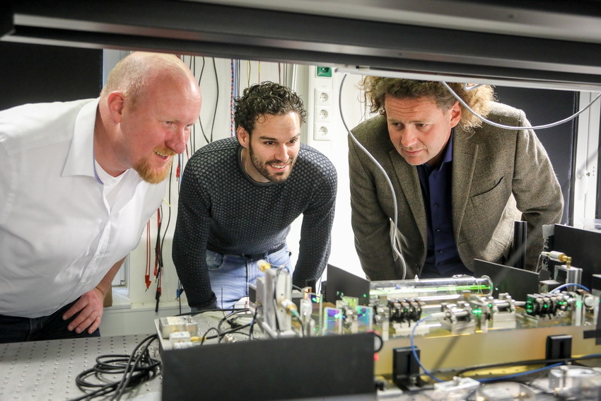 Prof. Dr. Claus Braxmaier (rechts), Dr. Ruven Spannagel (Mitte) und Dr. Rodion Groll (links)