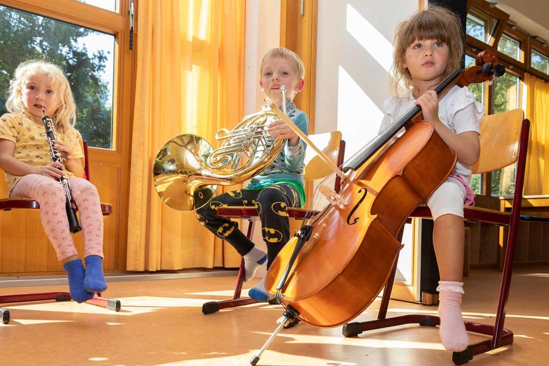 Die Kinder blühen regelrecht auf an den Instrumenten des Bremer PhilMobils und das Angebot vor Ort bedeutet eine enorme Entlastung für Erzieherinnen und Erzieher.