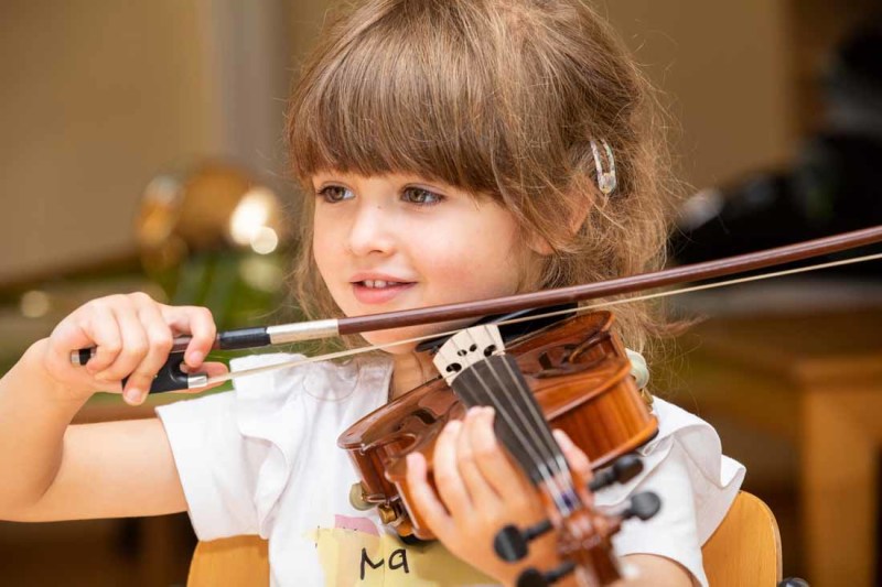 Mädchen spielt Geige.