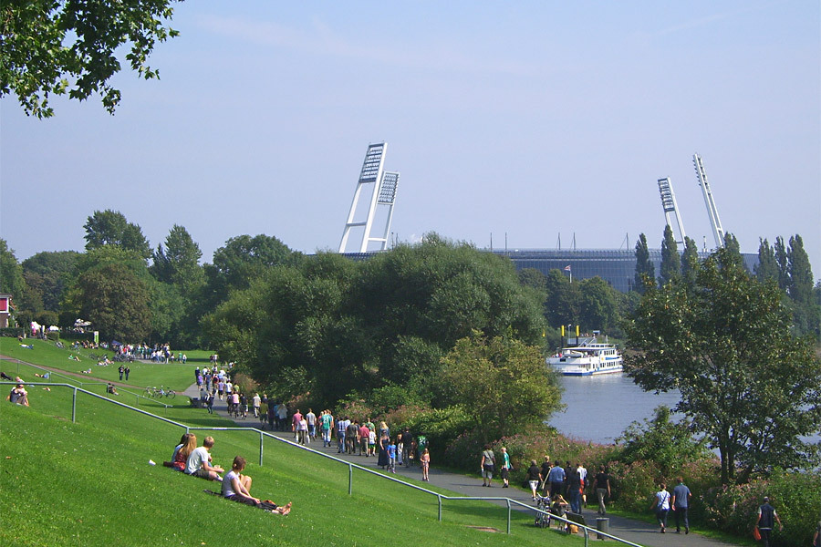 Bremer Osterdeich mit Weserstadion und Weser.