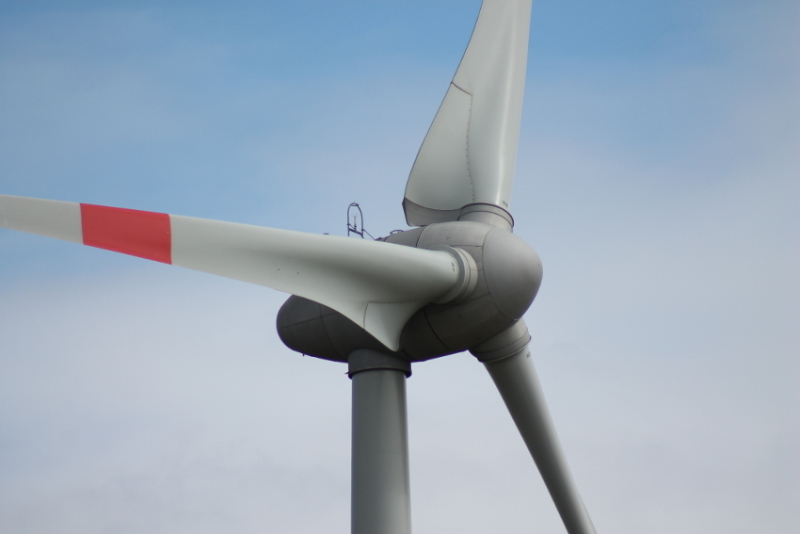 Nabe einer Windenergieanlage: Gut zu erkennen, wie sich die Rotorblätter in der Nabe drehen können