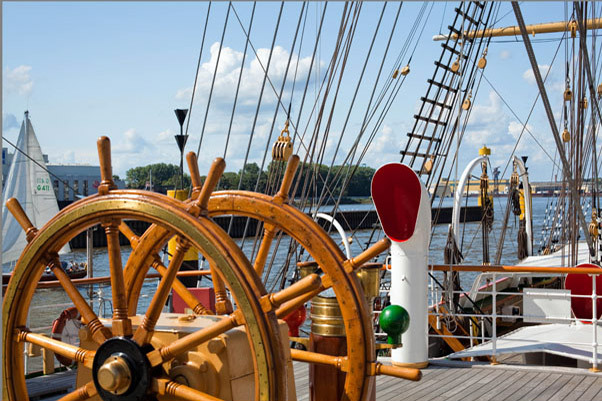 Auf dem Deck des Schulschiff Deutschland im Sommer