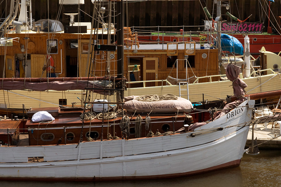 Nahaufnahme zweier historischer Boote im Hafen von Vegesack