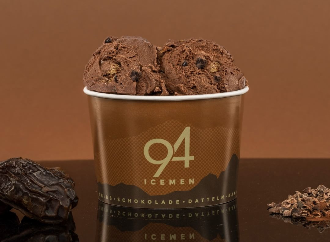 Schokoladen-Eis mit Dattelstückchen und geröstete Kakaonibs - zergeht auf der Zunge