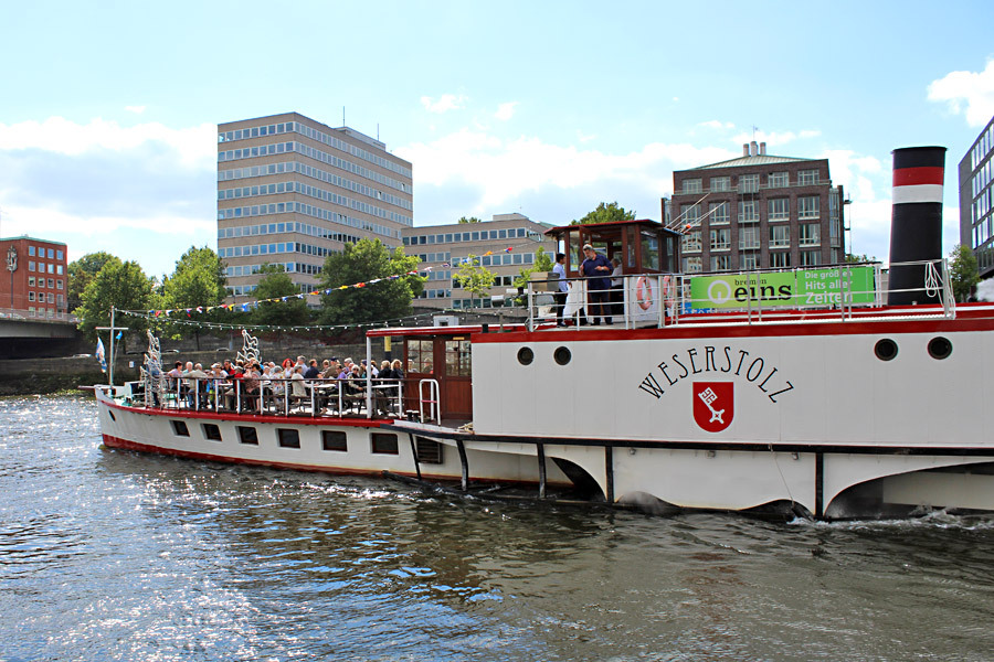 Schaufelraddampfer Weserstolz auf Fahrt auf der Weser