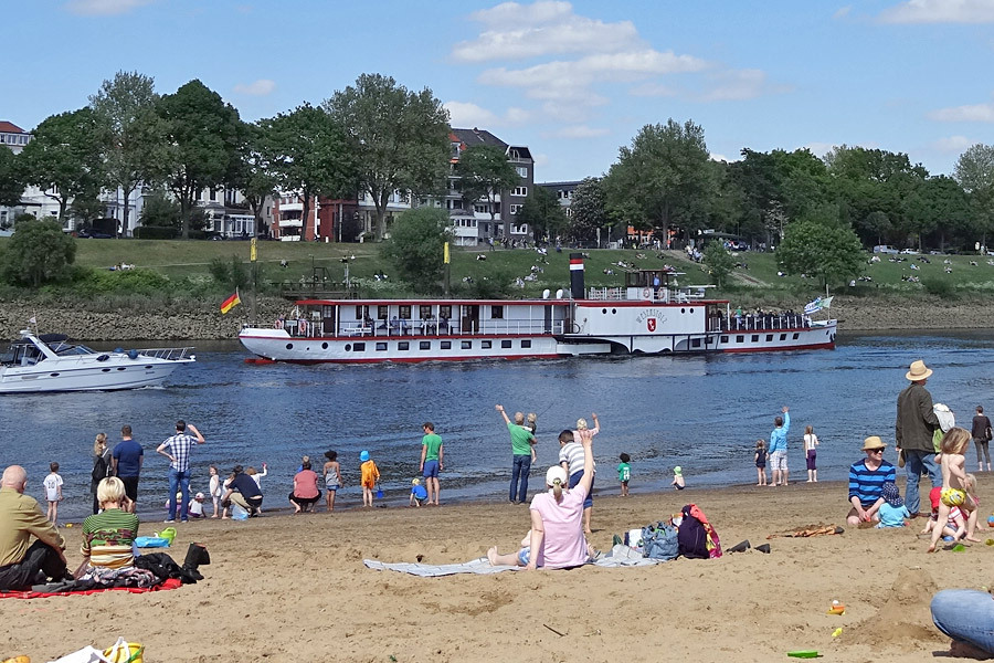 Schaufelraddampfer auf der Weser zwischen Osterdeich und Café Sand