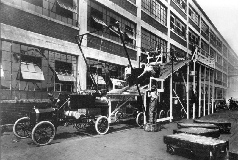 Für die zweite industrielle Revolution steht exemplarisch die Fließbandfertigung des Model T von Ford