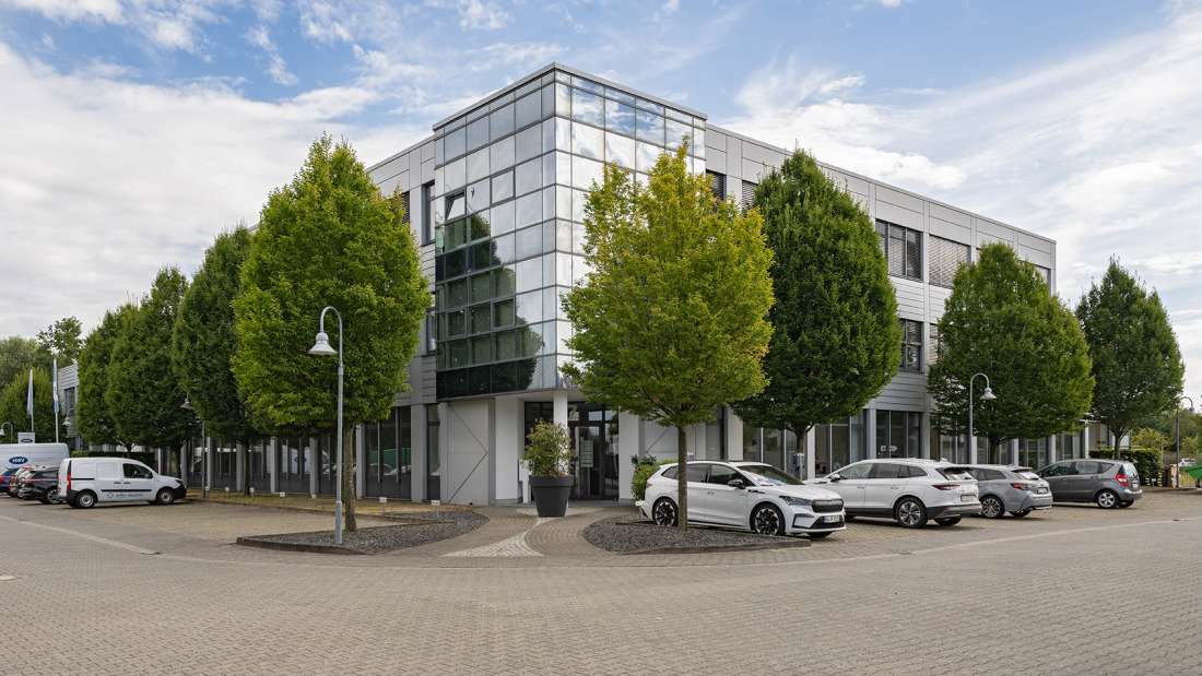 Gebäude mit Parkplätzen davor