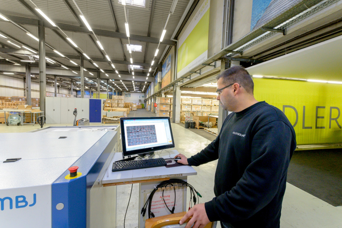 In der großen Lagerhalle warten Module auf ihren Einbau