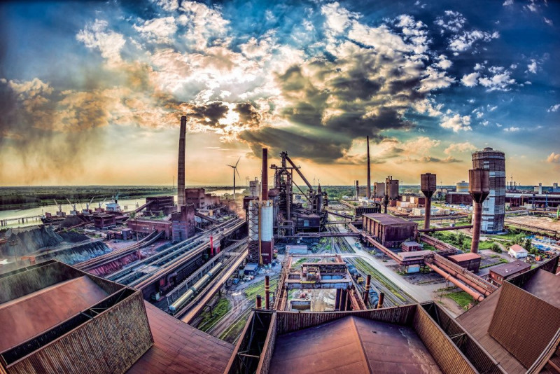 The steel plant is larger than Bremen’s city centre. The steel plant is larger than Bremen’s city centre.