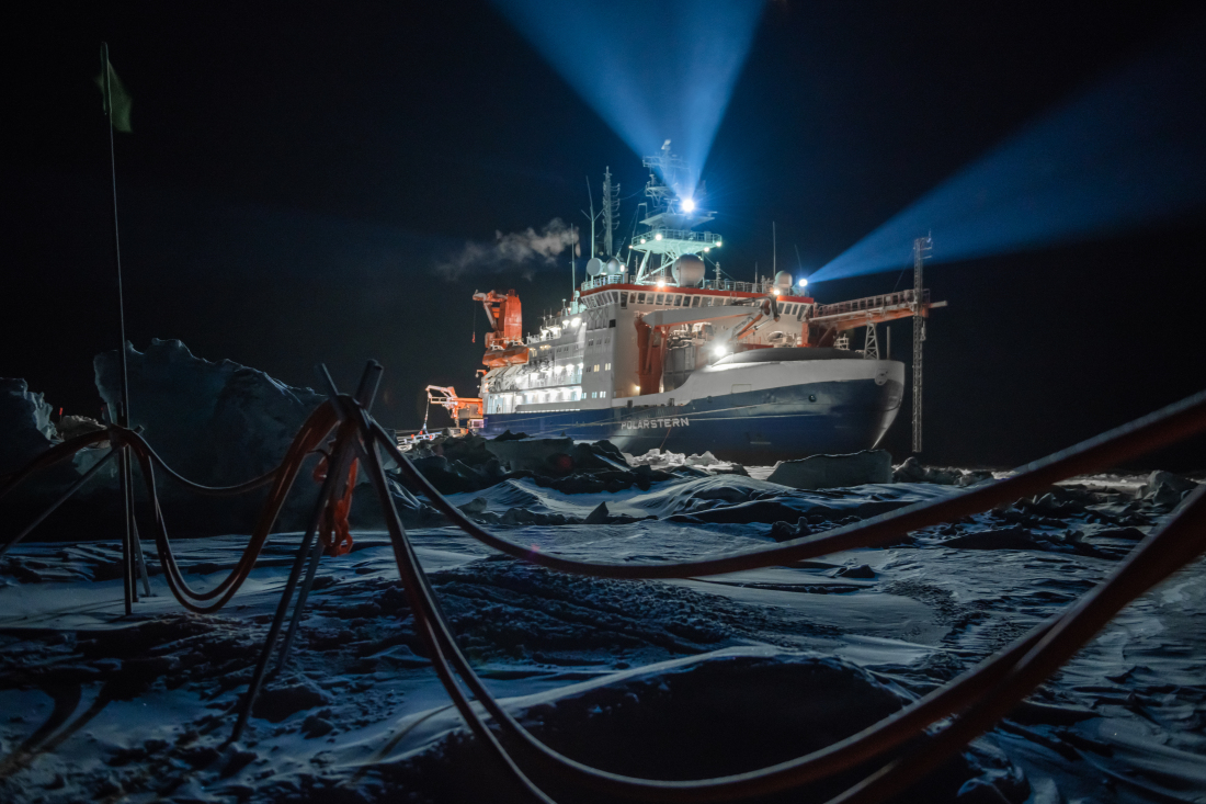 Auf dem deutschen Forschungsschiff Polarstern erforschten Wissenschaftlerinnen und Wissenschaftler die Veränderungen der Arktis. 