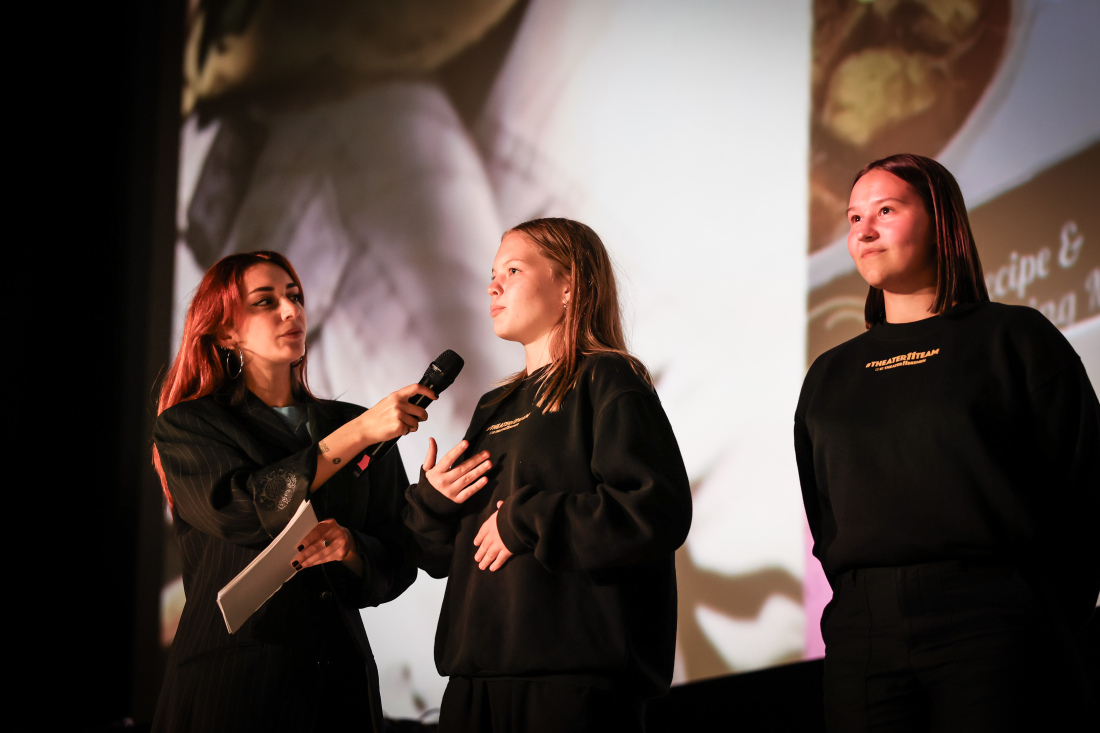 Menschen auf einer Bühne im Interview