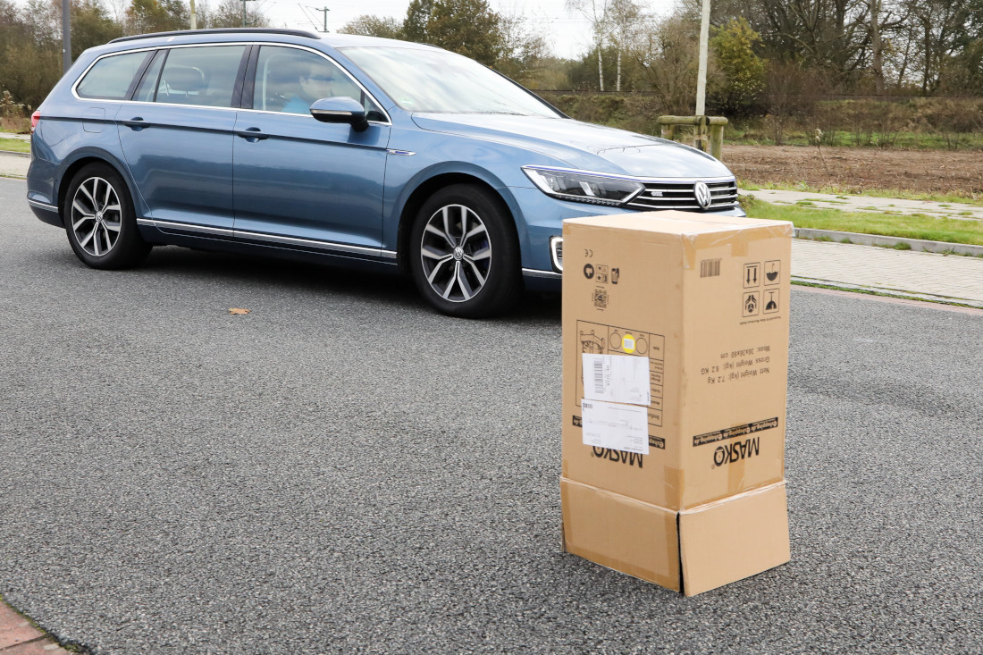 The test vehicle of Bremen University's AO Car research project avoids an obstacle. 