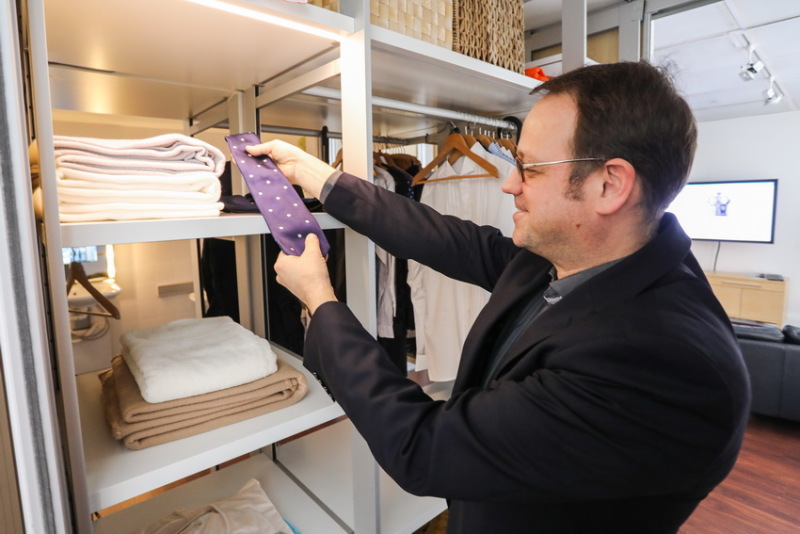 Im intelligenten Kleiderschrank im BAALL kann mittels angebrachten Funkchips jedes Kleidungsstück geortet werden