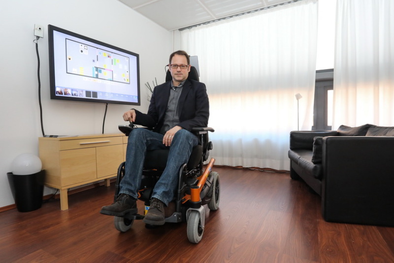 Der Rollstuhl in dem sich Serge Autexier, Leiter des BAALL befindet, erkennt Hindernisse und kann diese eigenständig umfahren