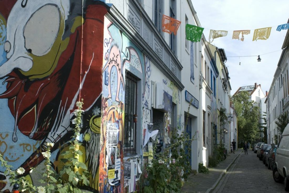 Eine Wohnstraße im Bremer Viertel zeigt bunte Straßenkunst an einer Hausfassade. Eine Wohnstraße im Bremer Viertel zeigt bunte Straßenkunst an einer Hausfassade.