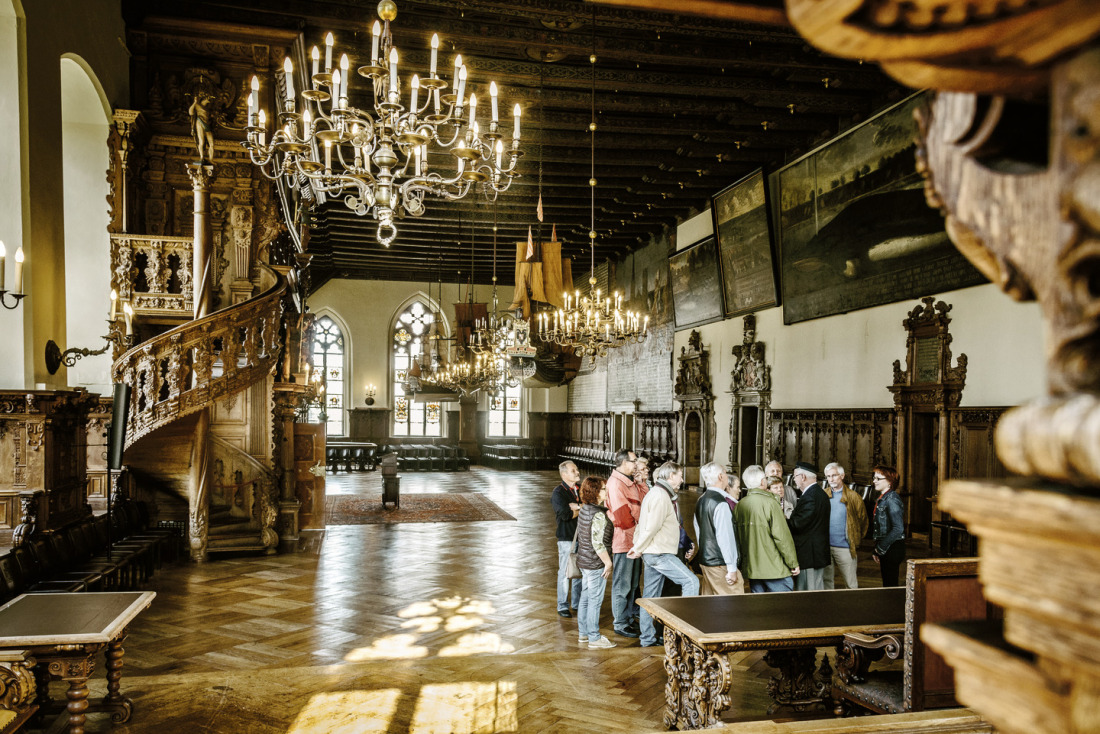 Touristengruppe im Rathaus Touristengruppe im Rathaus