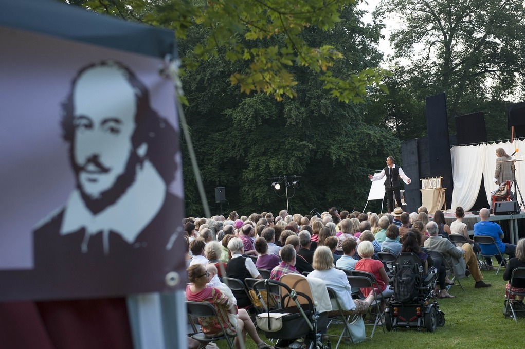 Ein Bild von William Shakespeare und eine Bühne im Park
