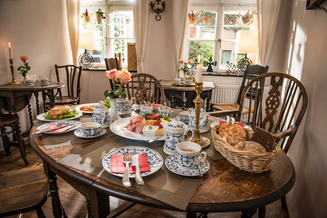 Gedeckter Tisch im Teestübchen Gedeckter Tisch im Teestübchen