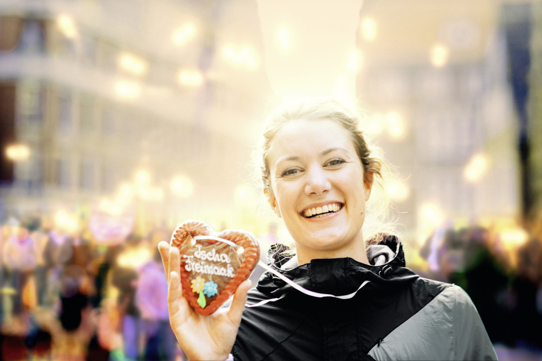 Frau mit Lebkuchenherz Frau mit Lebkuchenherz