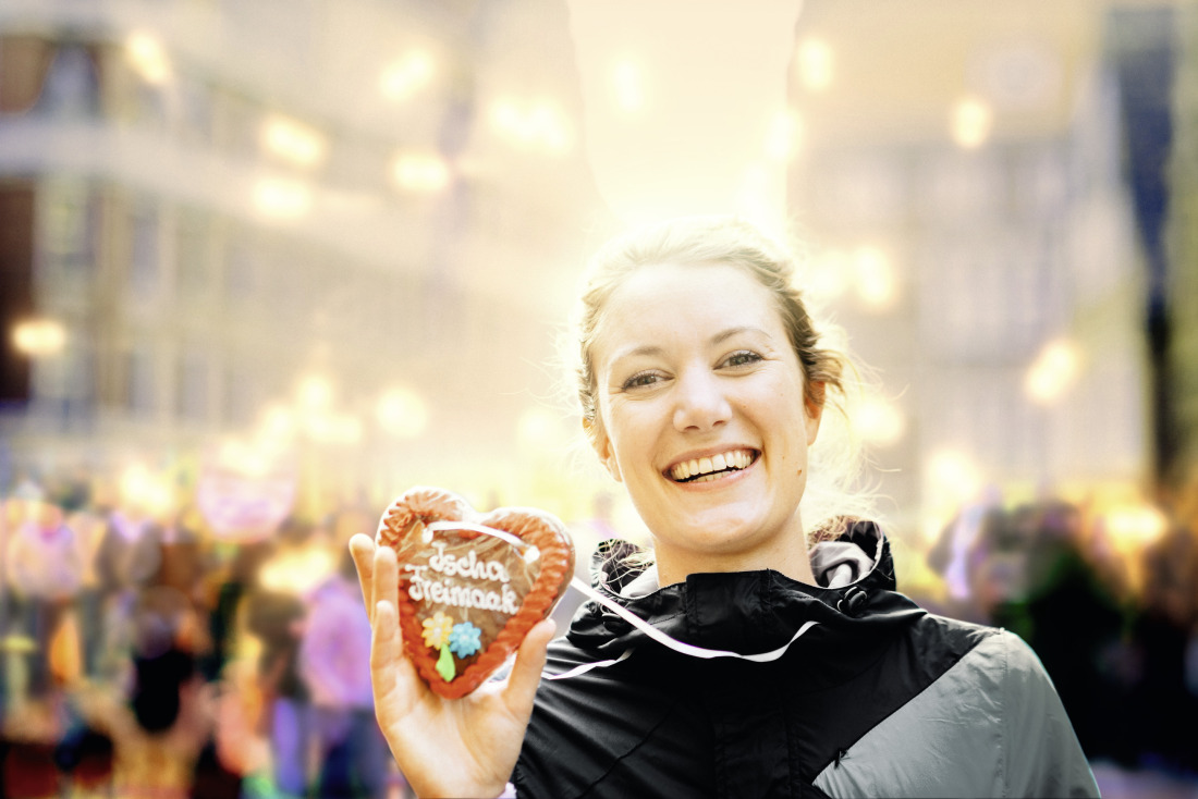 Frau mit Lebkuchenherz