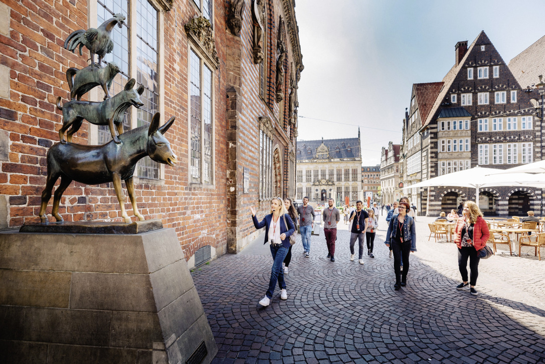 Touristengruppe vor den Stadtmusikanten